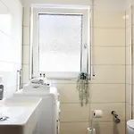2 Schlafzimmer Mit Balkon Und Privatem Stellplatz Unmittelbar An Der Mosel Fuer Bis Zu 8 Gaeste *