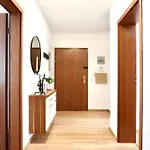 2 Schlafzimmer Mit Balkon Und Privatem Stellplatz Unmittelbar An Der Mosel Fuer Bis Zu 8 Gaeste Appartement