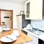 2 Schlafzimmer Mit Balkon Und Privatem Stellplatz Unmittelbar An Der Mosel Fuer Bis Zu 8 Gaeste Appartement *