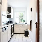 2 Schlafzimmer Mit Balkon Und Privatem Stellplatz Unmittelbar An Der Mosel Fuer Bis Zu 8 Gaeste Appartement