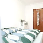 2 Schlafzimmer Mit Balkon Und Privatem Stellplatz Unmittelbar An Der Mosel Fuer Bis Zu 8 Gaeste Appartement