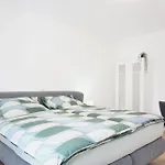 2 Schlafzimmer Mit Balkon Und Privatem Stellplatz Unmittelbar An Der Mosel Fuer Bis Zu 8 Gaeste