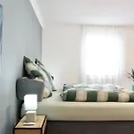 2 Schlafzimmer Mit Balkon Und Privatem Stellplatz Unmittelbar An Der Mosel Fuer Bis Zu 8 Gaeste * Koblenz (Rhineland-Palatinate)