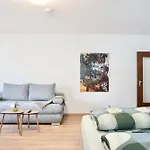 2 Schlafzimmer Mit Balkon Und Privatem Stellplatz Unmittelbar An Der Mosel Fuer Bis Zu 8 Gaeste