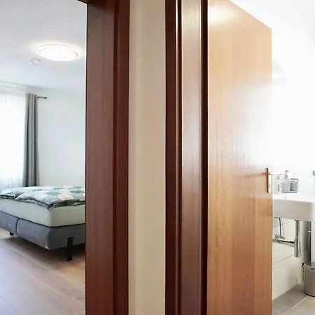 Neu I 2 Schlafzimmer Fuer Bis Zu 8 Gaeste Mit Schoenem Balkon Und Privatem Stellplatz Unmittelbar An Der Mosel