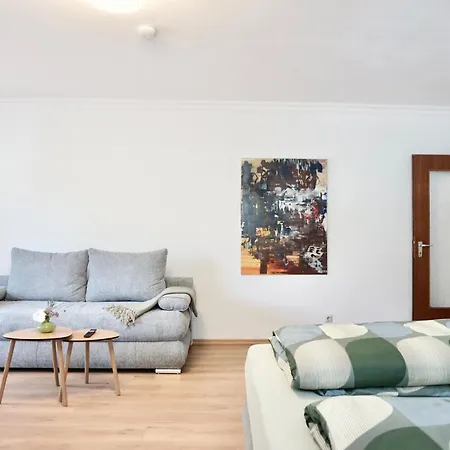 Neu I 2 Schlafzimmer Fuer Bis Zu 8 Gaeste Mit Schoenem Balkon Und Privatem Stellplatz Unmittelbar An Der Mosel