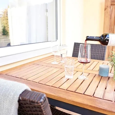 Neu I 2 Schlafzimmer Fuer Bis Zu 8 Gaeste Mit Schoenem Balkon Und Privatem Stellplatz Unmittelbar An Der Mosel * Кобленц