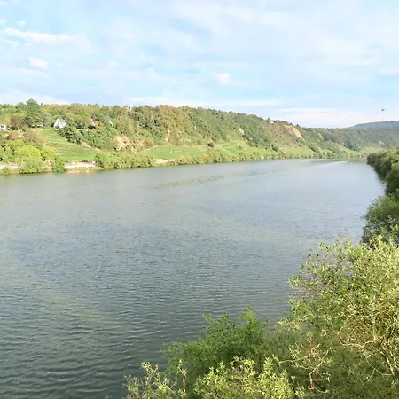 2 Schlafzimmer Mit Balkon Und Privatem Stellplatz Unmittelbar An Der Mosel Fuer Bis Zu 8 Gaeste *