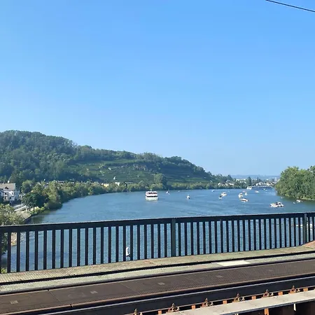 2 Schlafzimmer Mit Balkon Und Privatem Stellplatz Unmittelbar An Der Mosel Fuer Bis Zu 8 Gaeste Koblencja