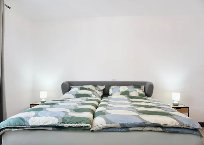 Neu I 2 Schlafzimmer Fuer Bis Zu 8 Gaeste Mit Schoenem Balkon Und Privatem Stellplatz Unmittelbar An Der Mosel