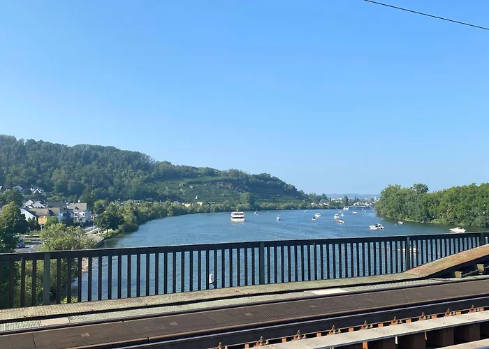 Neu I 2 Schlafzimmer Fuer Bis Zu 8 Gaeste Mit Schoenem Balkon Und Privatem Stellplatz Unmittelbar An Der Mosel Coblença